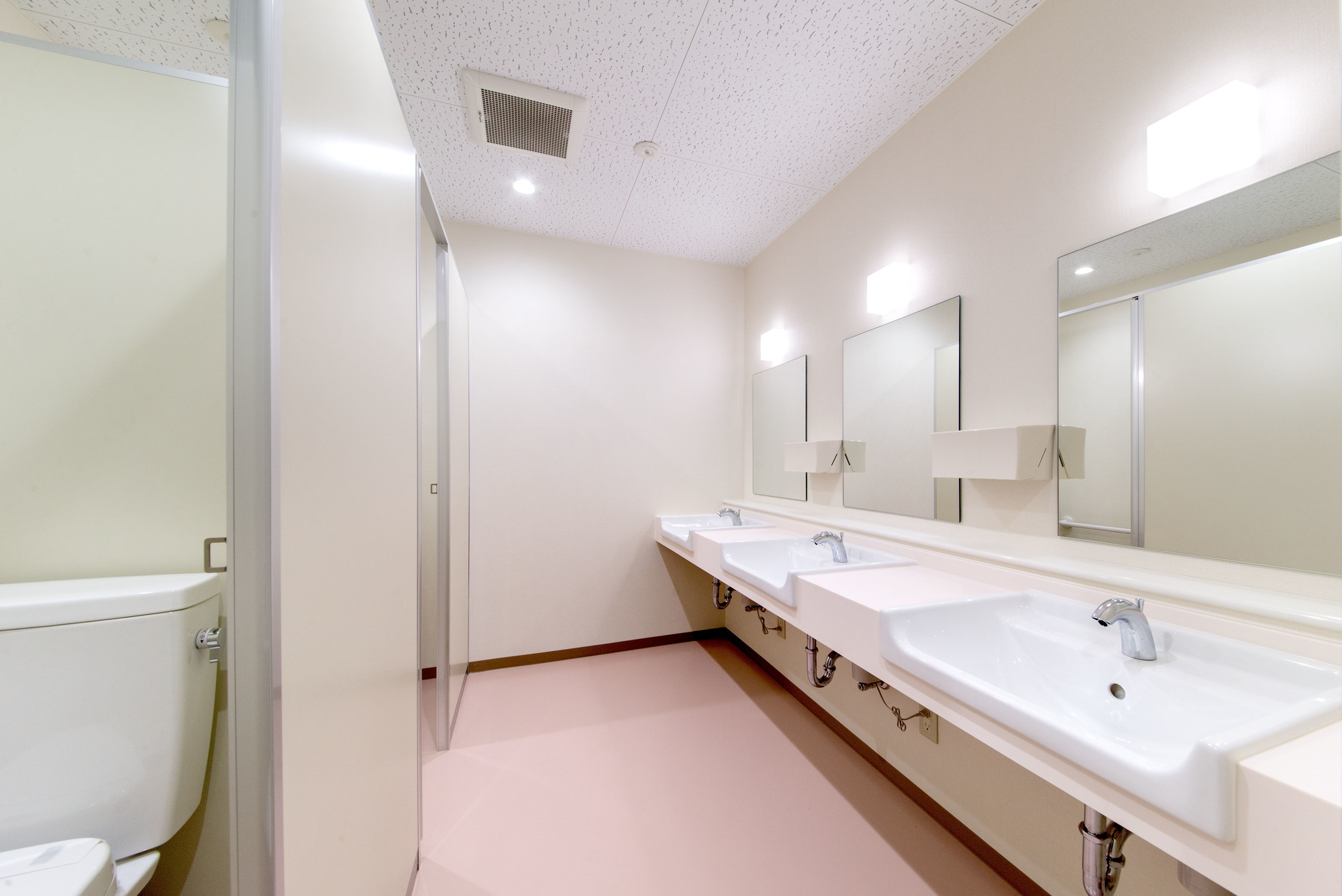 会社のトイレを詰まらせたときの対処法とNGな行動を解説